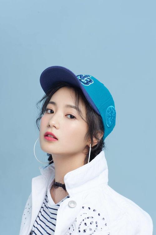 张雅钦资料,才华横溢的艺术家与她的艺术之路